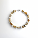 Collier fond blanc studio